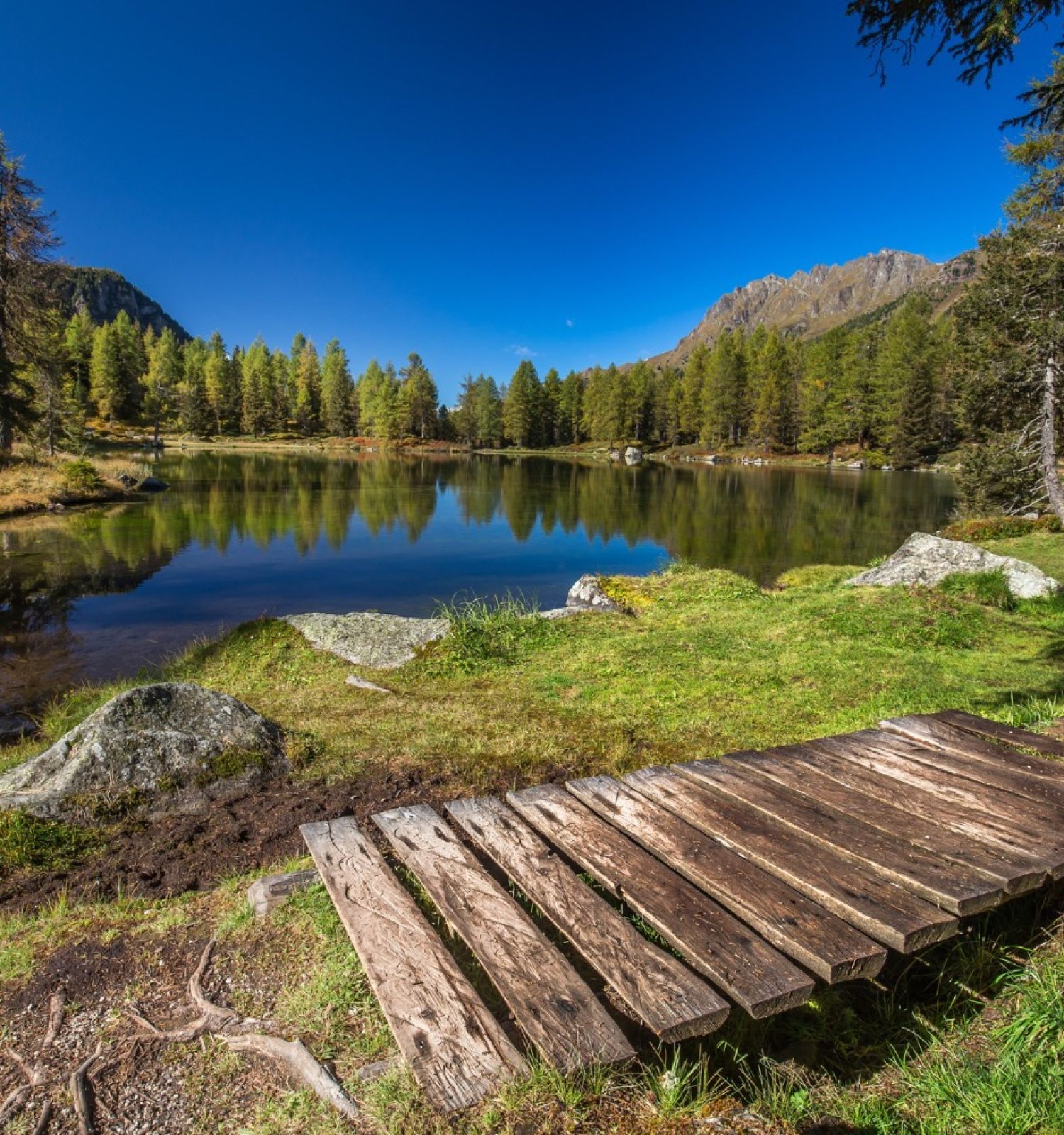 paysage-avec-montagne-et-lac